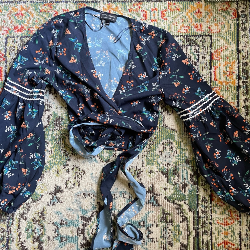 Fifth label wrap top with v neck and balloon sleeves floral blue small